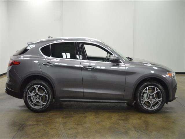 Alfa Romeo Stelvio 2018 photo 1